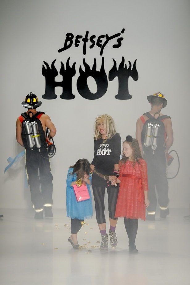 أجواء الثمانينيات في عرض Betsey Johnson