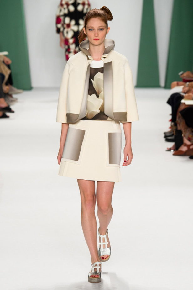 كارولينا هيريرا تنعش الصيف بأرقى الألوان والأزهار