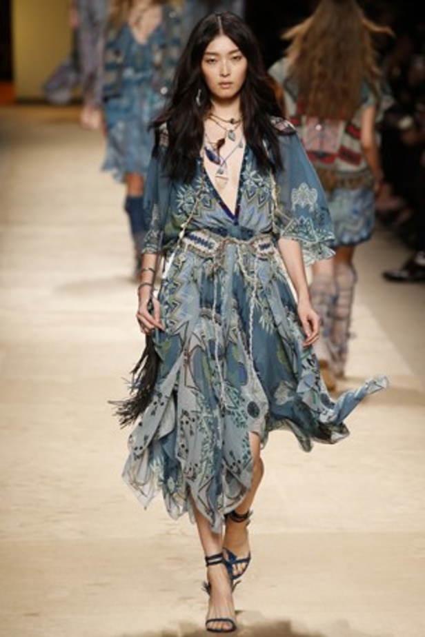 تصاميم Etro تحاكي المرأة العصرية والغجرية