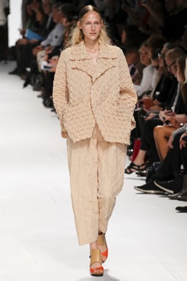 لمسات عصرية ومضلّعة في عرض  ISSEY MIYAKE