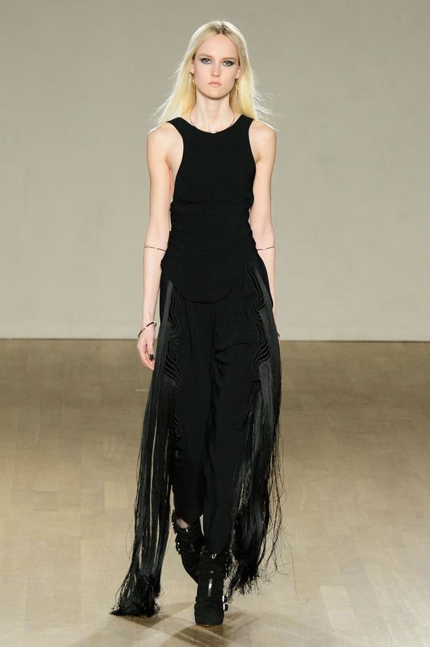 مجموعة Issa تتناغم بين الشراريب والأشكال الهندسية