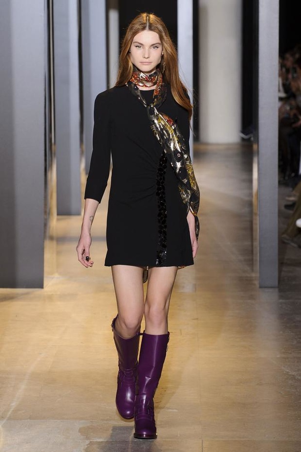 نقوش الأسماك الملوّنة في عرض  John Galliano