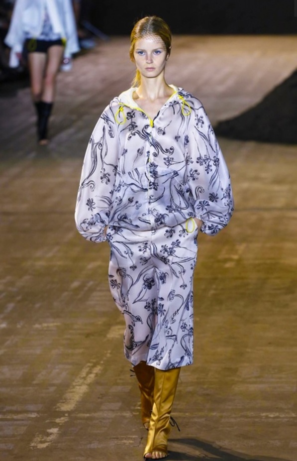 تصاميم تغرد بالحرية في مجموعة Phillip Lim