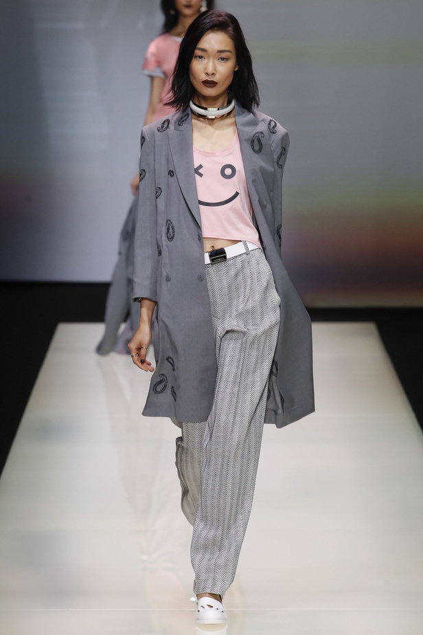 Emporio Armani يُحيي موضة البرمودا والقصّات الذكورية