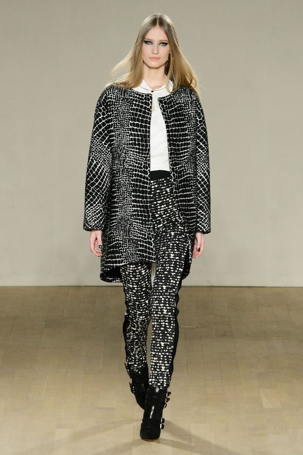 مجموعة Issa تتناغم بين الشراريب والأشكال الهندسية