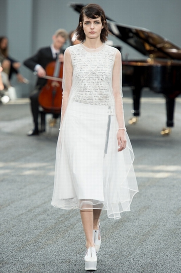 Erdem:  قبّة العنق  موضة مستمرة