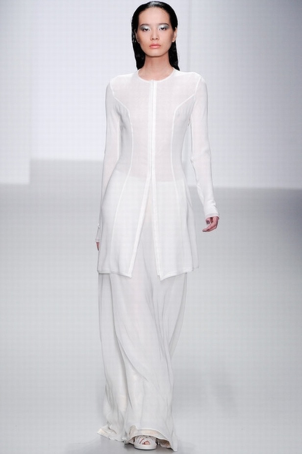 John Rocha لمسات مرحة وجريئة