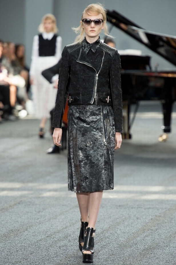 Erdem:  قبّة العنق  موضة مستمرة