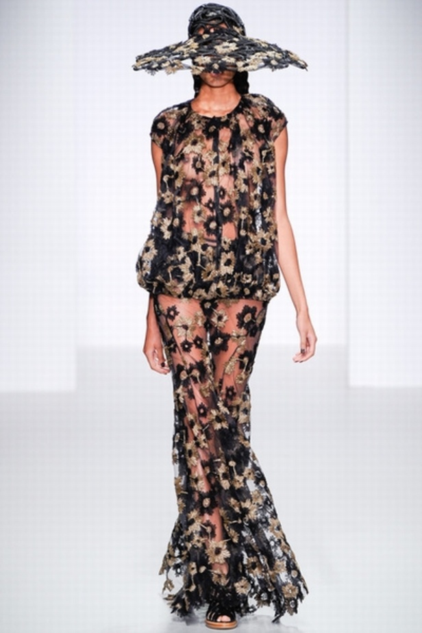 John Rocha لمسات مرحة وجريئة