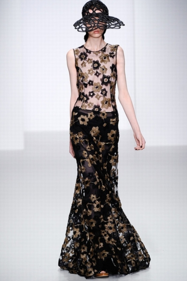 John Rocha لمسات مرحة وجريئة