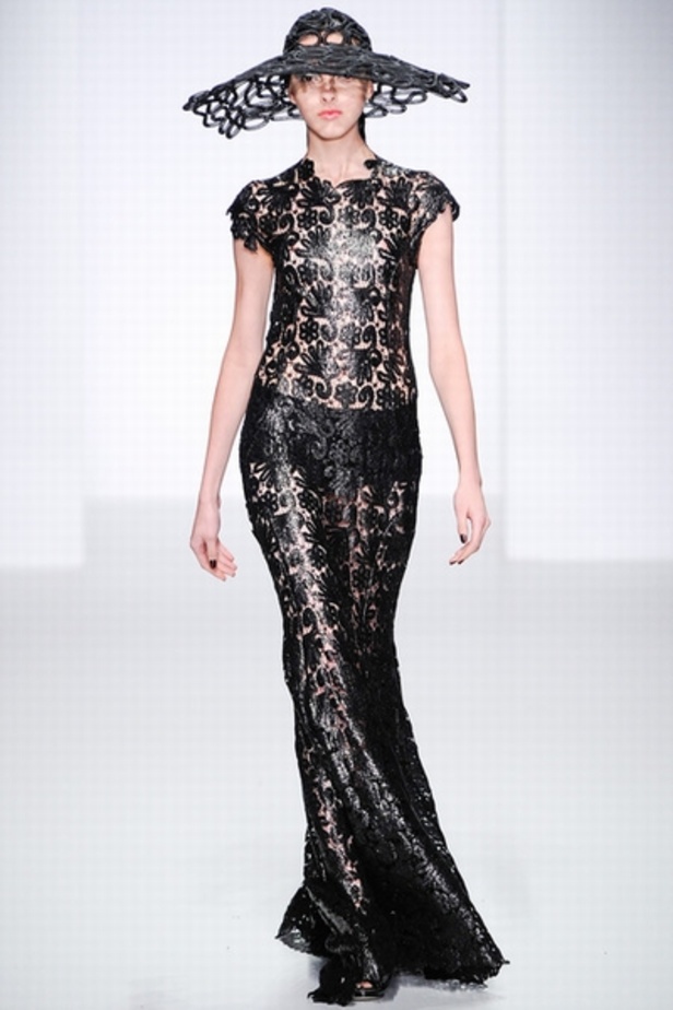 John Rocha لمسات مرحة وجريئة