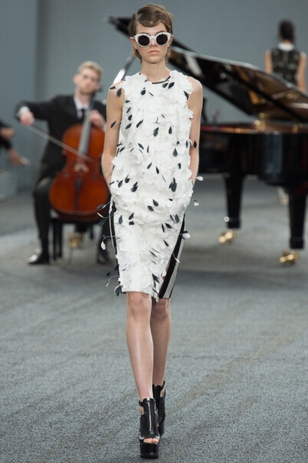 Erdem:  قبّة العنق  موضة مستمرة