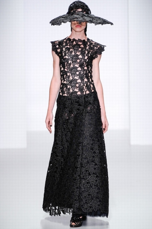 John Rocha لمسات مرحة وجريئة