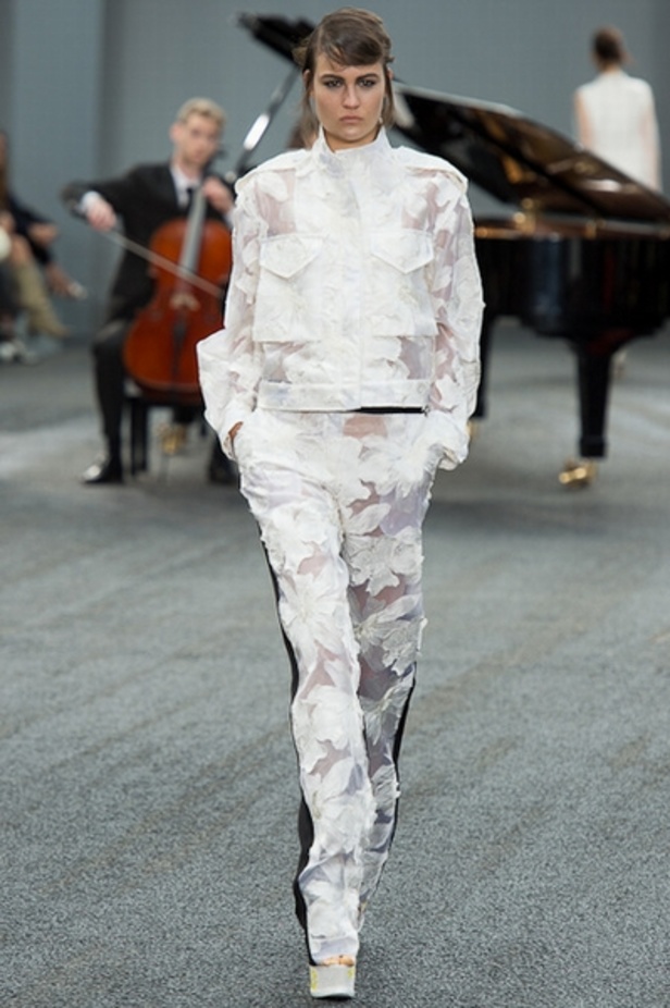 Erdem:  قبّة العنق  موضة مستمرة