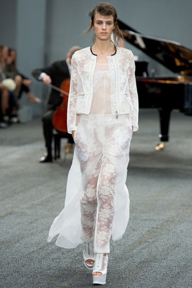 Erdem:  قبّة العنق  موضة مستمرة