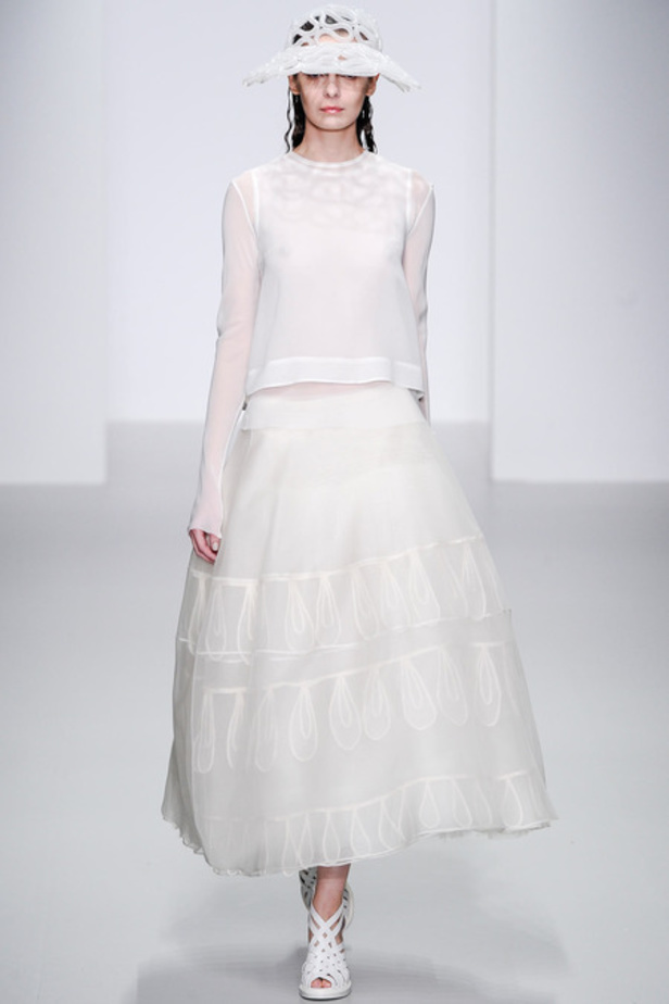 John Rocha لمسات مرحة وجريئة