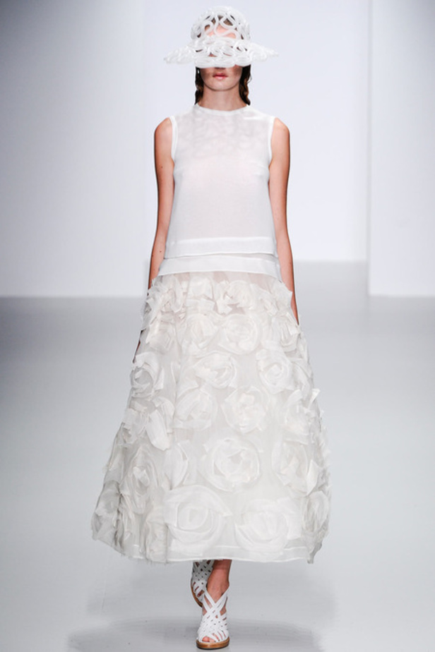 John Rocha لمسات مرحة وجريئة