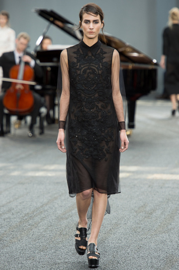 Erdem:  قبّة العنق  موضة مستمرة