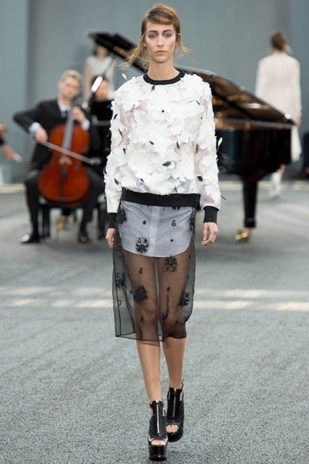 Erdem:  قبّة العنق  موضة مستمرة