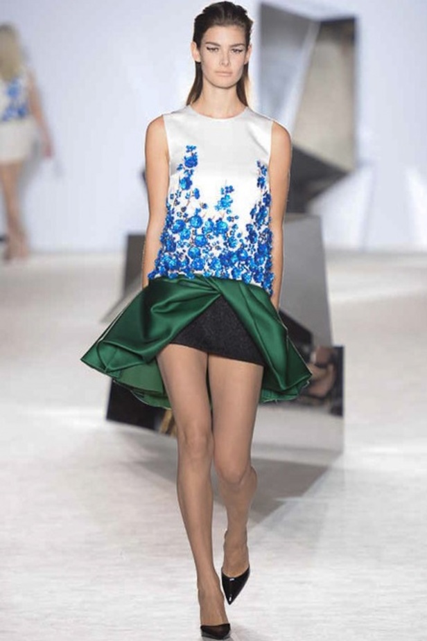 فستان بعقدة معقوصة حول الوركين من مجموعة Giambattista Valli SS 2014
