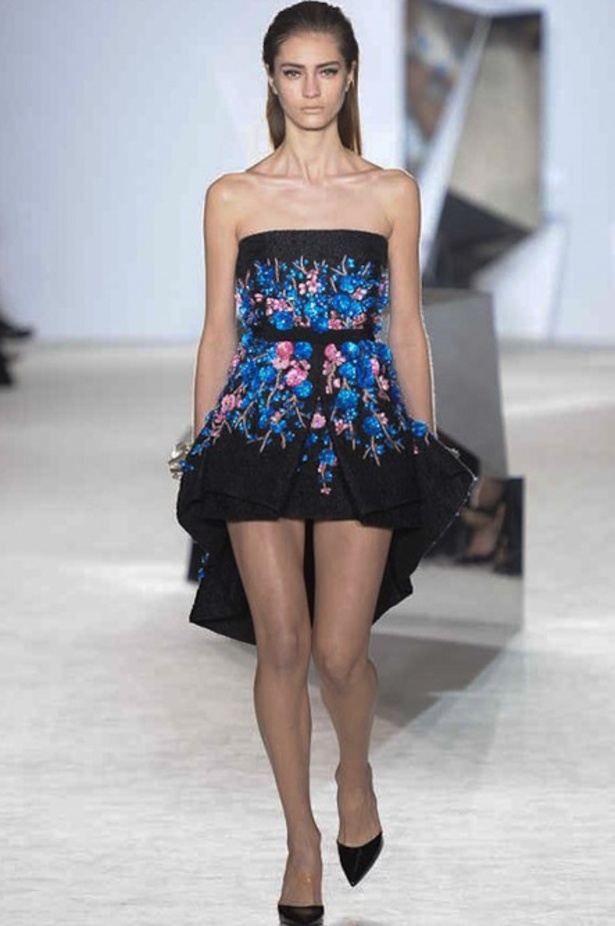 فستان بعقدة معقوصة حول الوركين من مجموعة Giambattista Valli SS 2014
