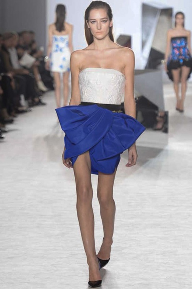 فستان بعقدة معقوصة حول الوركين من مجموعة Giambattista Valli SS 2014