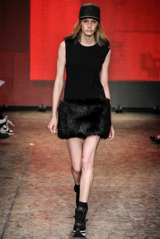 المصممة دونا كاران في نهاية عرض مجموعتها لخريف 2014 من أسبوع نيويورك للأزياء