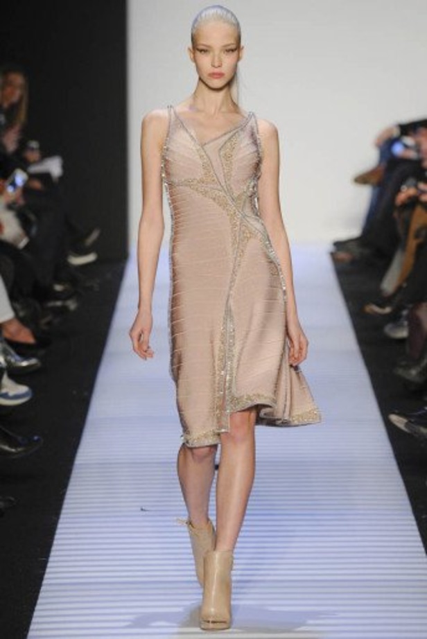 أناقة الفساتين من HERVE LEGER BY MAX AZRIA
