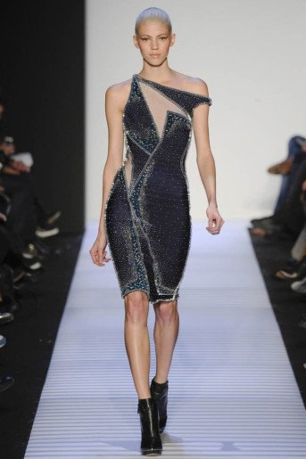 أناقة الفساتين من HERVE LEGER BY MAX AZRIA