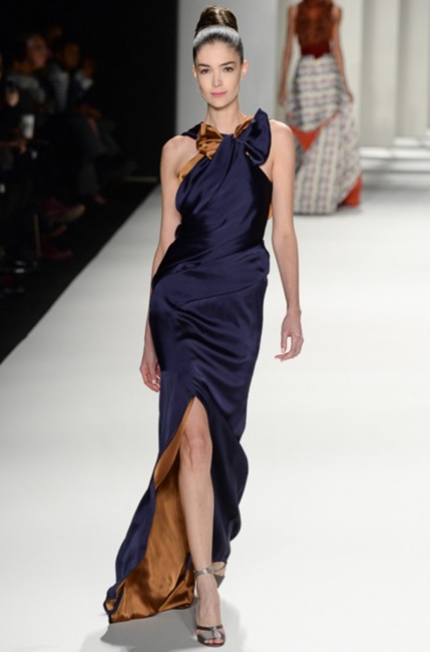  المصممة كارولينا هيريرا تطل على الحضور في نهاية عرض مجموعتها لخريف 2014.