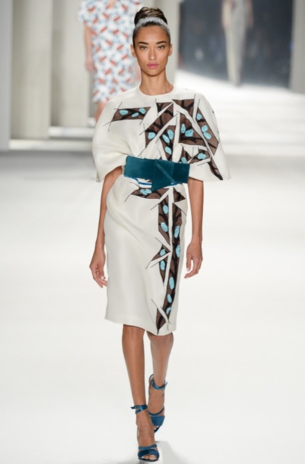  المصممة كارولينا هيريرا تطل على الحضور في نهاية عرض مجموعتها لخريف 2014.