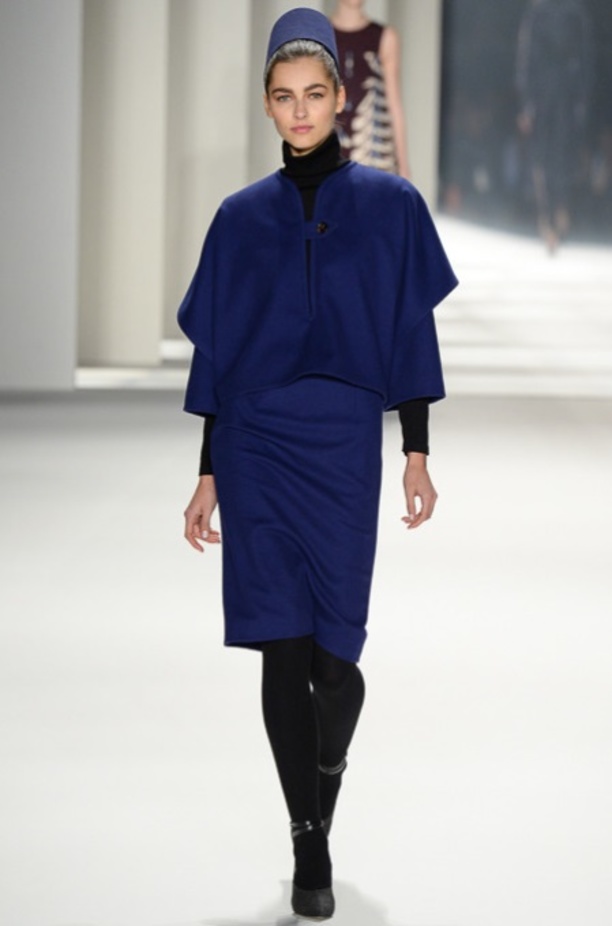  المصممة كارولينا هيريرا تطل على الحضور في نهاية عرض مجموعتها لخريف 2014.