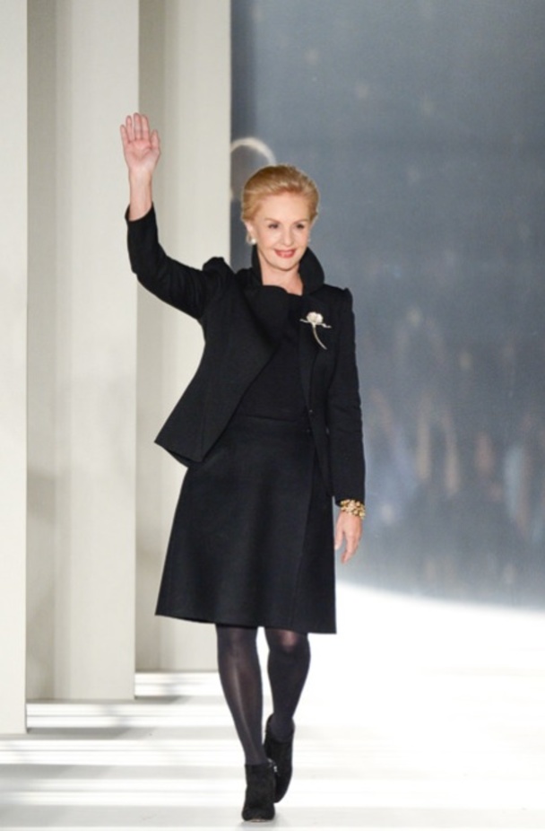  المصممة كارولينا هيريرا تطل على الحضور في نهاية عرض مجموعتها لخريف 2014.