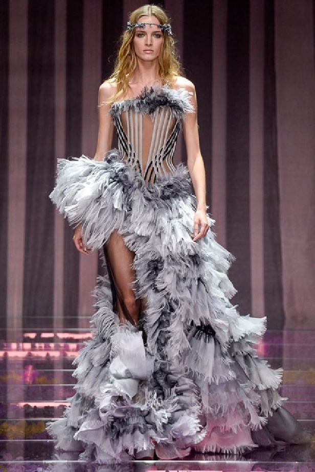 دار Versace تستبدل قوتها بالأنوثة والرومانسية