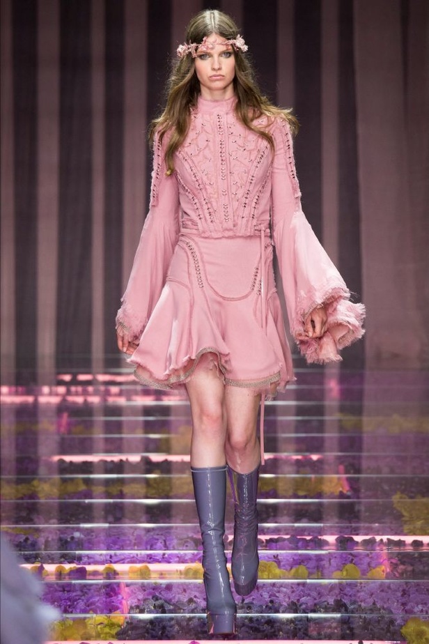 دار Versace تستبدل قوتها بالأنوثة والرومانسية