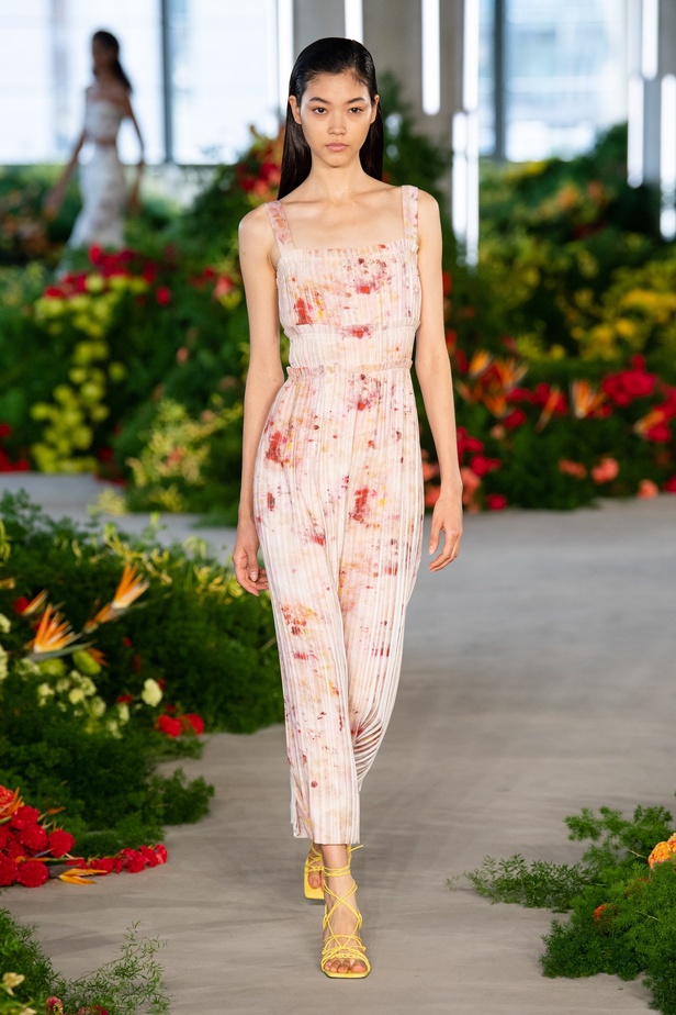 مجموعة Jason Wu لربيع وصيف 2022 عودة إلى الطبيعة بتصاميم ساحرة