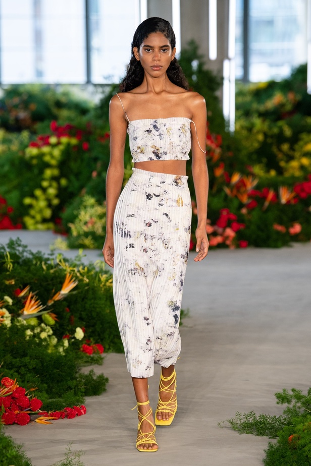 مجموعة Jason Wu لربيع وصيف 2022 عودة إلى الطبيعة بتصاميم ساحرة