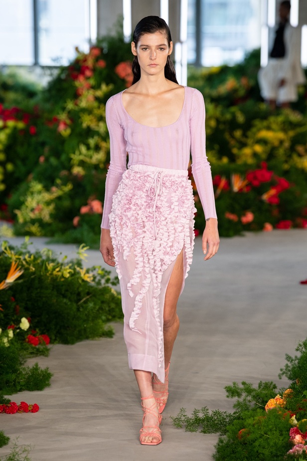 مجموعة Jason Wu لربيع وصيف 2022 عودة إلى الطبيعة بتصاميم ساحرة