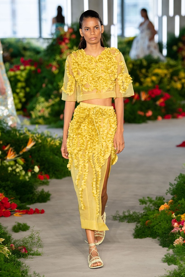 مجموعة Jason Wu لربيع وصيف 2022 عودة إلى الطبيعة بتصاميم ساحرة