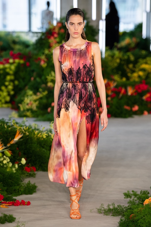 مجموعة Jason Wu لربيع وصيف 2022 عودة إلى الطبيعة بتصاميم ساحرة