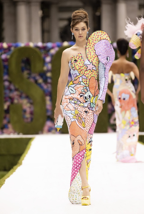 عرض أزياء موسكينو Moschino لربيع وصيف 2022 من أسبوع الموضة في نيويورك