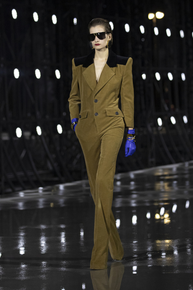 عرض أزياء مجموعة Saint Laurent لربيع وصيف 2022 من أسبوع الموضة في باريس