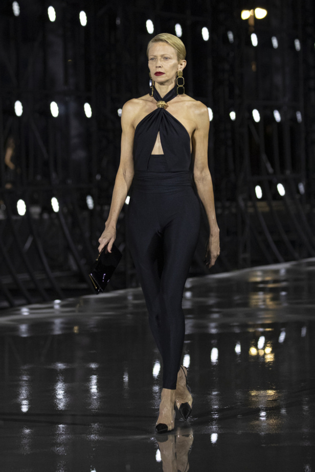 عرض أزياء مجموعة Saint Laurent لربيع وصيف 2022 من أسبوع الموضة في باريس
