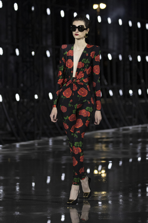عرض أزياء مجموعة Saint Laurent لربيع وصيف 2022 من أسبوع الموضة في باريس