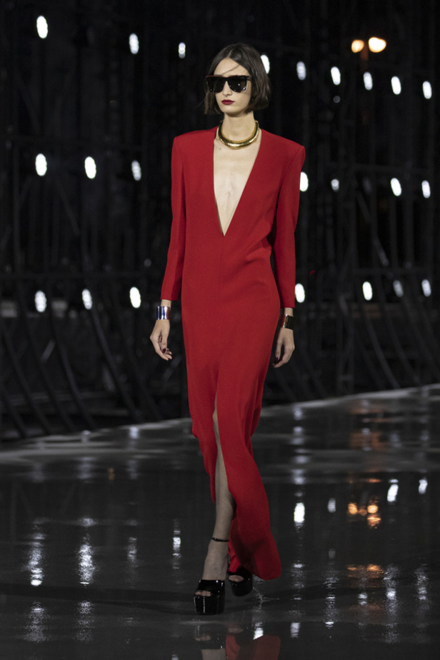 عرض أزياء مجموعة Saint Laurent لربيع وصيف 2022 من أسبوع الموضة في باريس