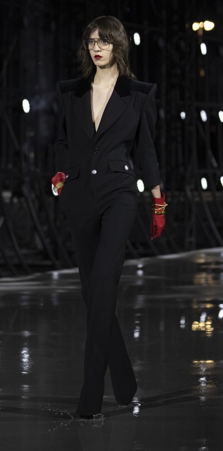 عرض أزياء مجموعة Saint Laurent لربيع وصيف 2022 من أسبوع الموضة في باريس