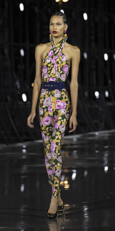 عرض أزياء مجموعة Saint Laurent لربيع وصيف 2022 من أسبوع الموضة في باريس