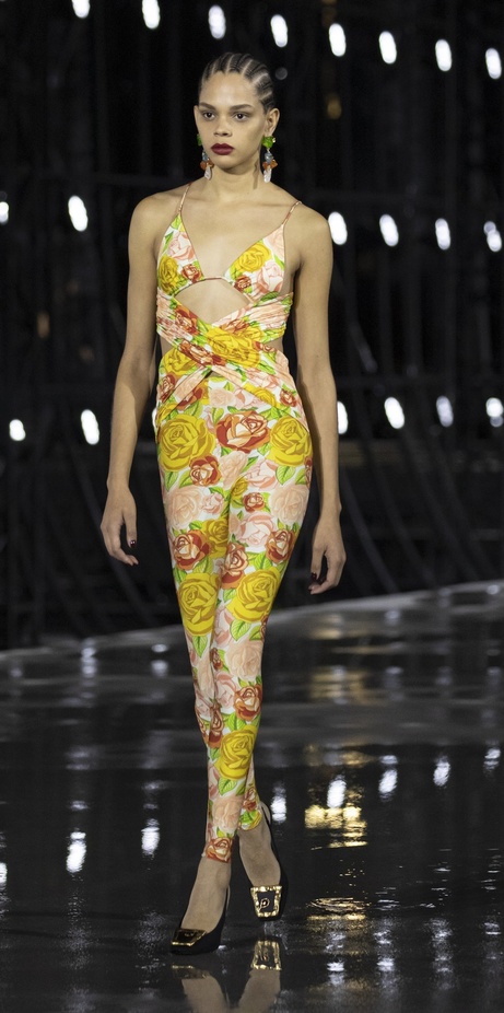 عرض أزياء مجموعة Saint Laurent لربيع وصيف 2022 من أسبوع الموضة في باريس