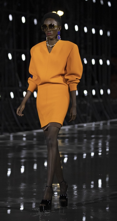 عرض أزياء مجموعة Saint Laurent لربيع وصيف 2022 من أسبوع الموضة في باريس