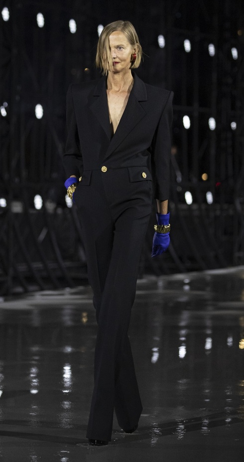 عرض أزياء مجموعة Saint Laurent لربيع وصيف 2022 من أسبوع الموضة في باريس